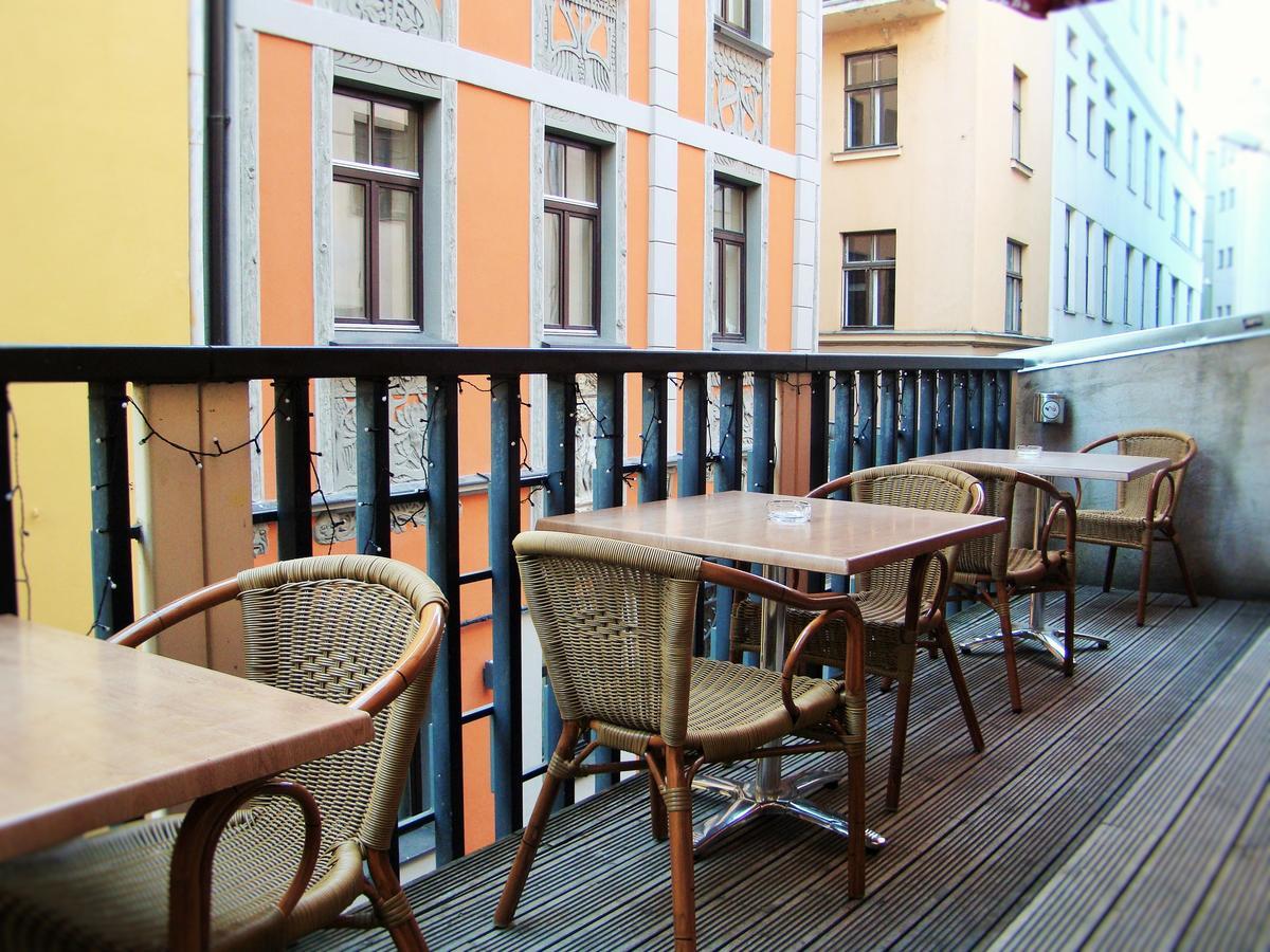Wicked Weasel Hostel Рига Экстерьер фото