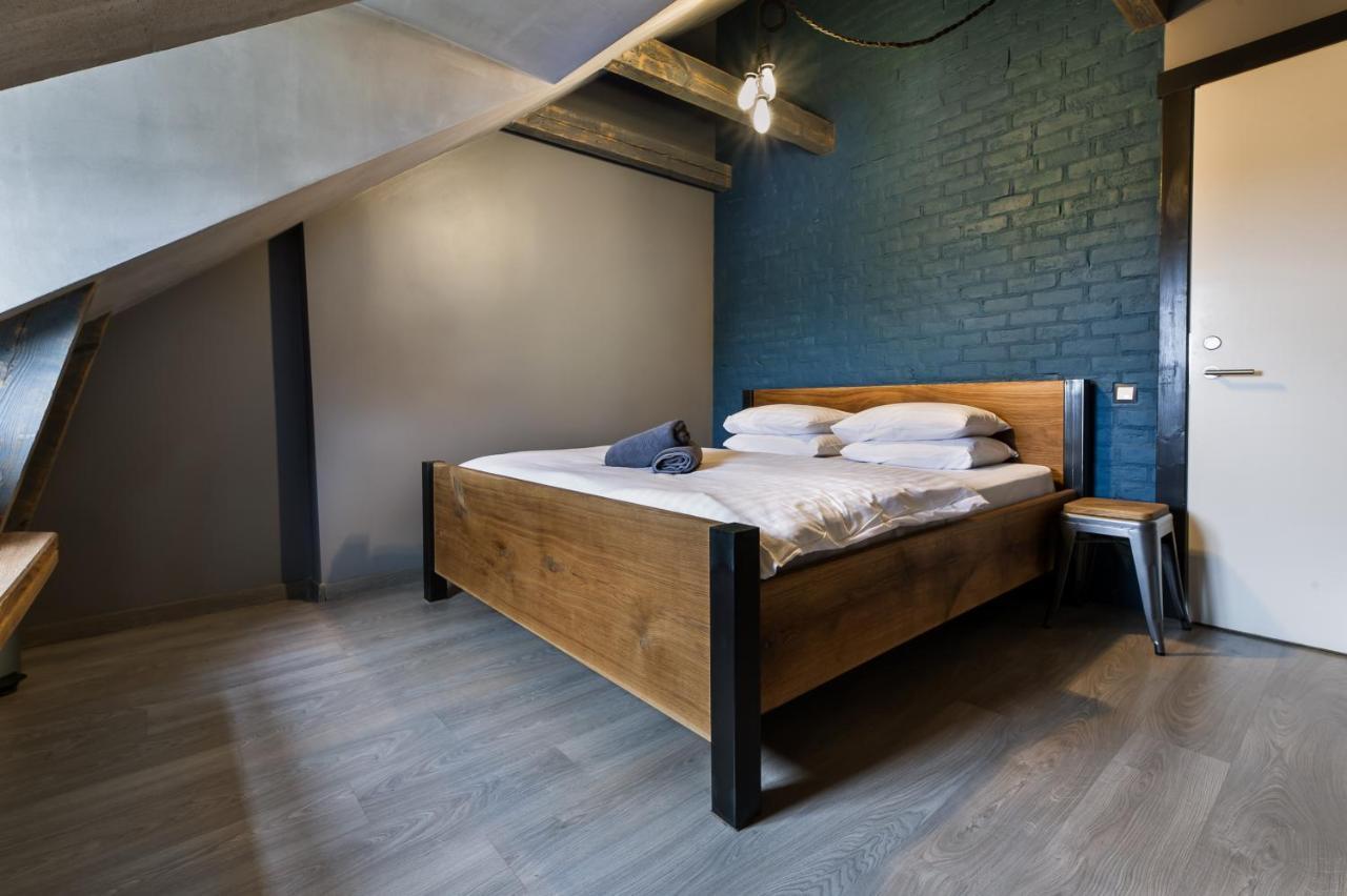 Wicked Weasel Hostel Рига Экстерьер фото