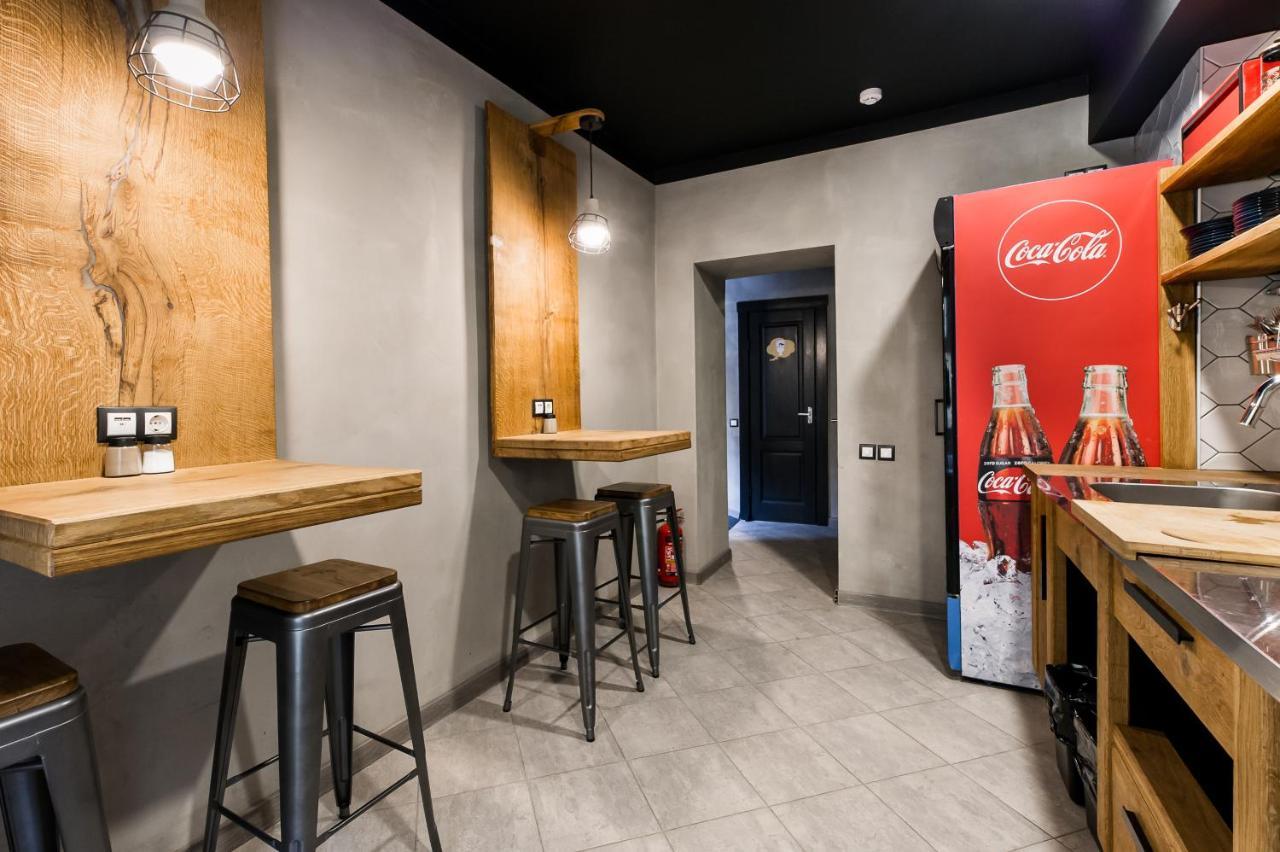 Wicked Weasel Hostel Рига Экстерьер фото