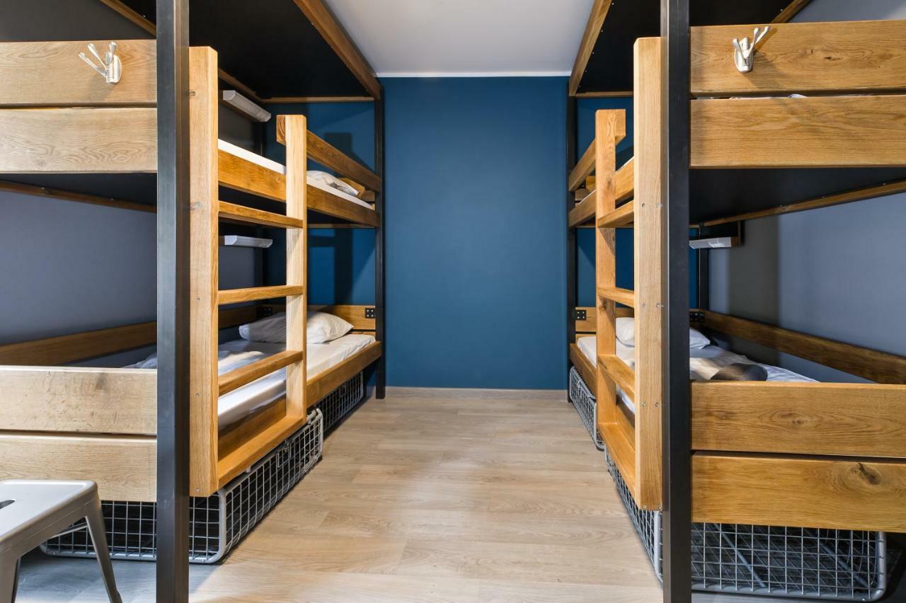 Wicked Weasel Hostel Рига Экстерьер фото